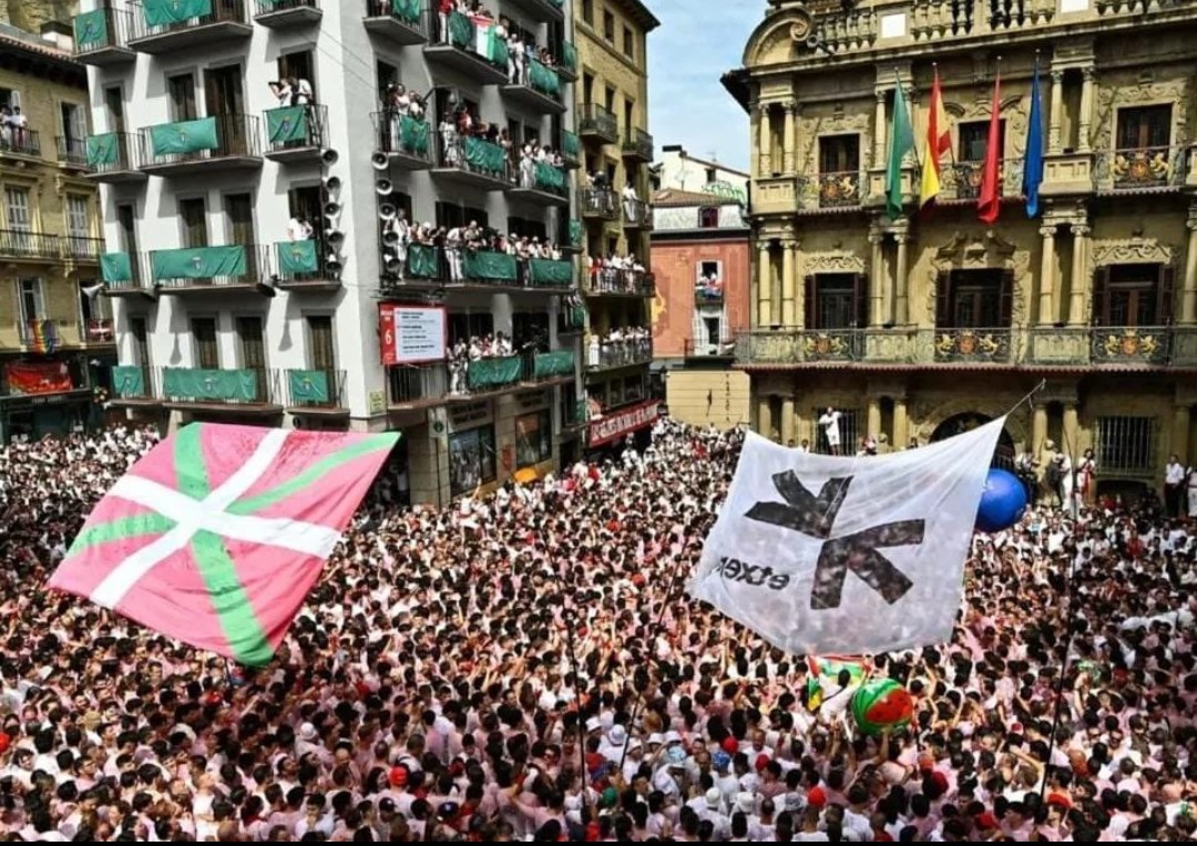 A todos aquellos países que han visto el chupinazo de #Sanfermines2025, les queremos trasladar que en España no somos terroristas, ni tampoco les apoyamos. Sólo son una minoría, a los que el Gobierno permite que les homenajeen y pidan su excarcelación.

🩸ETA ASESINA Y GENOCIDA🩸