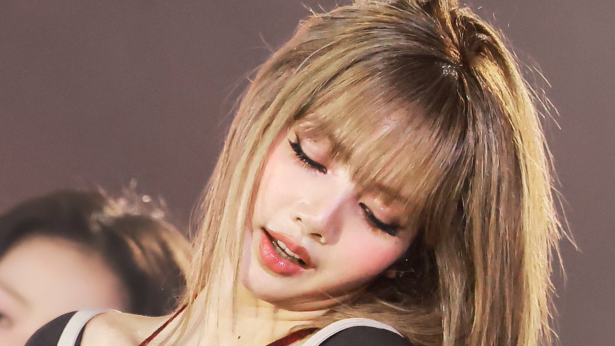lalisameli's tweet image. Congrats Lisa for being the only person on Earth who has this illegal face card
