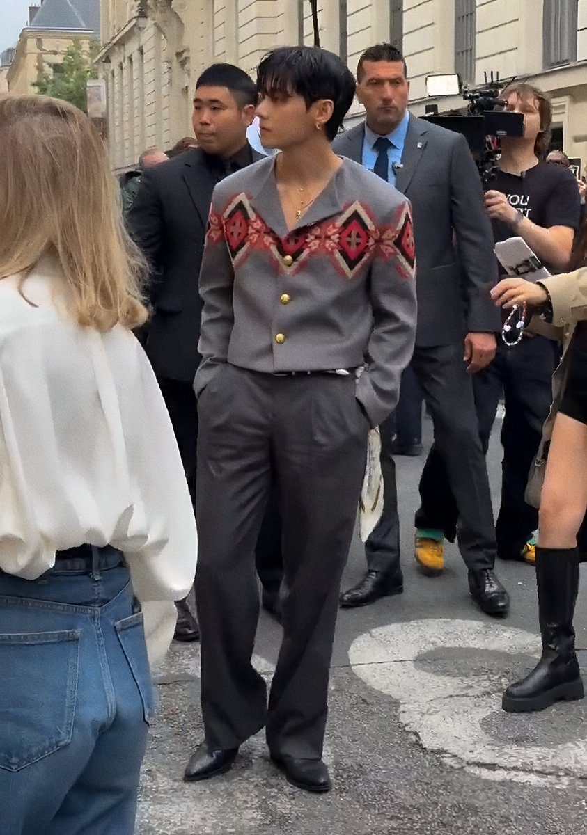 STYLE ICON V
FASHION LEGEND V
TAEHYUNG TAEHYUNG 
#VxCelineFashionShow