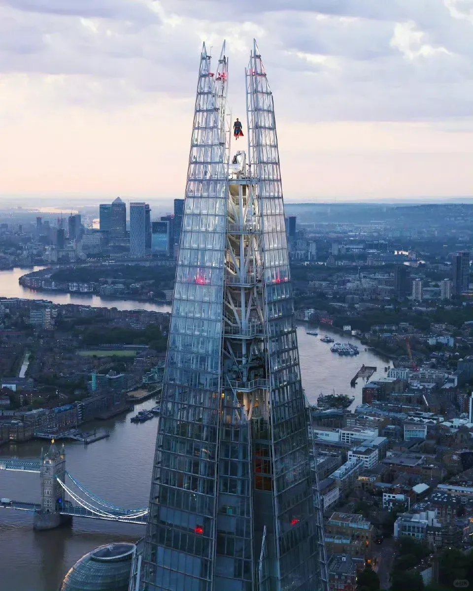 TheTowerInfo's tweet photo. Superman seen floating on the top of the Shard in London. https://t.co/t5DTnKyJ6V