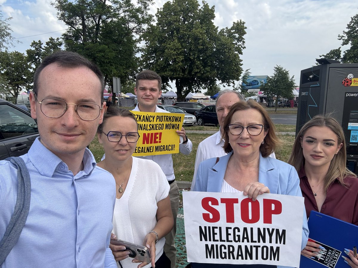 a_milczanowska's tweet photo. Niedziela w Piotrkowie Trybunalskim dla grupy referendalnej pracowita! Już teraz znajdziecie nas w wielu miejscach Piotrkowa! Twój podpis ma moc!   
Każdego kto chce jeszcze poprzeć inicjatywy referendalne zapraszamy! O 19.00 na Rynku spotkanie z Panem @D_Tarczynski -
bąd��cie z nami! 🇵🇱
#piotrkowskiereferendum #piotrkowtrybunalski #Referendum2025 #WielkaDeportacja