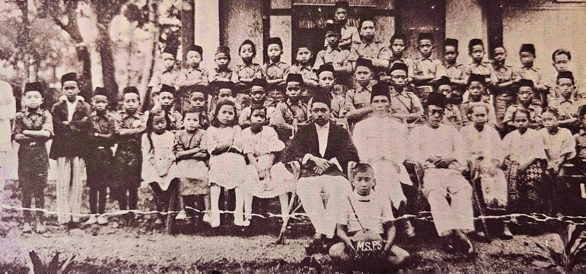 Anak - Anak Melayu Selangor &amp; Pakaian Seragam Pertama
Foto tahun 1923 ini memaparkan potret pelajar-pelajar dan guru Kuala Kelang Malay School yang merupakan sekolah Melayu pertama di Selangor memakai pakaian seragam sekolah hasil inisiatif sendiri oleh Guru besar Mahmud Ujang