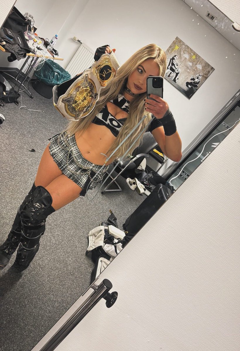 ademideee!🃏 (@politicalbryann) on Twitter photo 