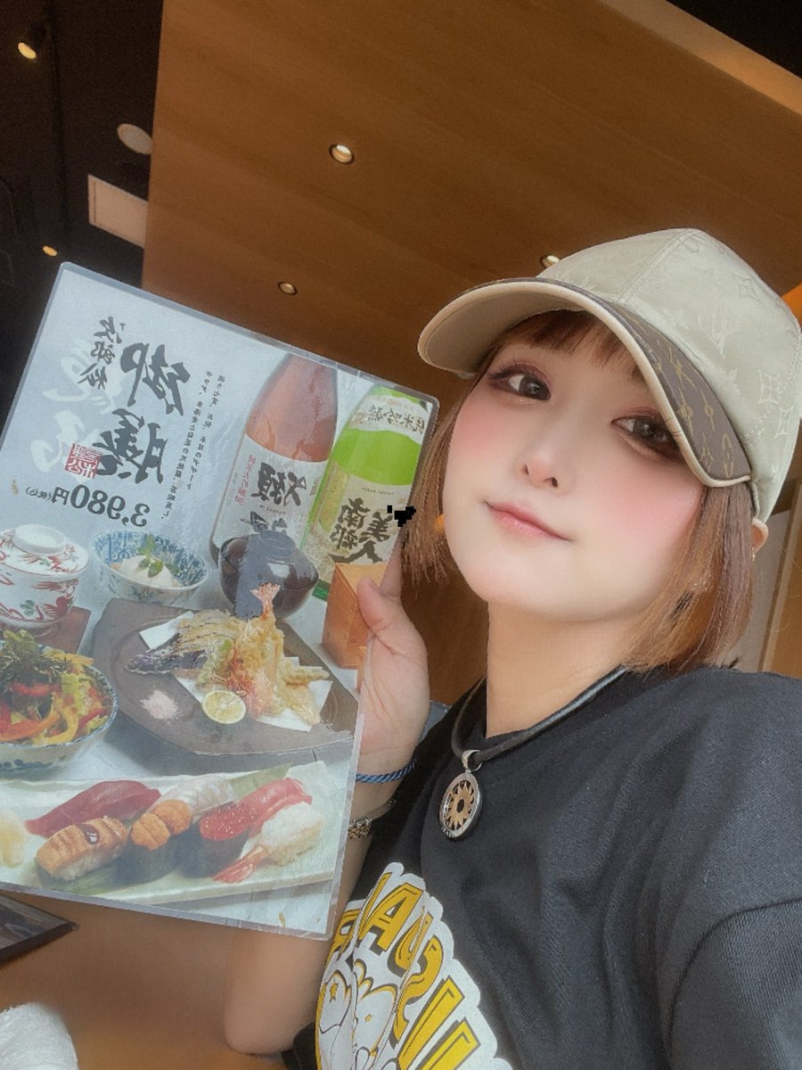leoma4ma4's tweet image. 今日は銀座の二郎でシースー🍣
つるとんたん行くか毎回悩むねんけど、ここのサラダは最高なんよ🥗帰りに人生初のバーガーキングを食べて歓喜
#二郎 #次郎 #銀座 #年内にしたいことの1つが叶った #次はジョナサンに行ってみたい✨