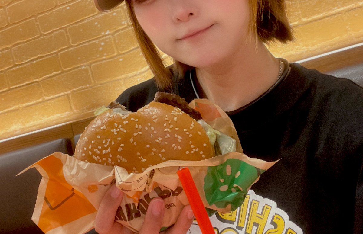 leoma4ma4's tweet image. 今日は銀座の二郎でシースー🍣
つるとんたん行くか毎回悩むねんけど、ここのサラダは最高なんよ🥗帰りに人生初のバーガーキングを食べて歓喜
#二郎 #次郎 #銀座 #年内にしたいことの1つが叶った #次はジョナサンに行ってみたい✨