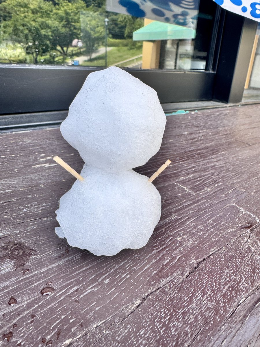 39parada's tweet photo. 今日の一コマ！
真夏の雪だるま☃️
暑い時こそひんやりしたいね！
あ！
かき氷人気だよ〜🙋‍♂️

#佐久平ハイウェイオアシスparada 
#佐久パラダ 
#パラダ 
#日曜日 
#営業 
#リフト 
#スライダー 
#キッズランド 
#BBQ 
#カフェ 
#昆虫館 
#夏 
#雪だるま https://t.co/BpNbTpsES0