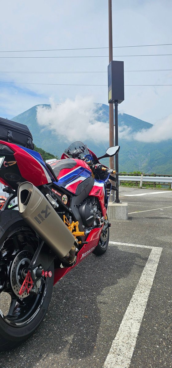 Bushin2180's tweet photo. #バイク乗りとして軽く自己紹介
歳を重ねたので更新します( ﾟ∀ﾟ)

名前　Bushin☆(武神)♂
年齢　５１歳
愛機　CBR1000RR-R SP 2020
             マークＸ
好き　猫.犬.城.古墳
推し　くろまるちゃん
昨年９月に頸椎ヘルニアになりバイク諦めようと思いましたが大分良くなったのでまだ乗ります。 https://t.co/Uels7yIpY6