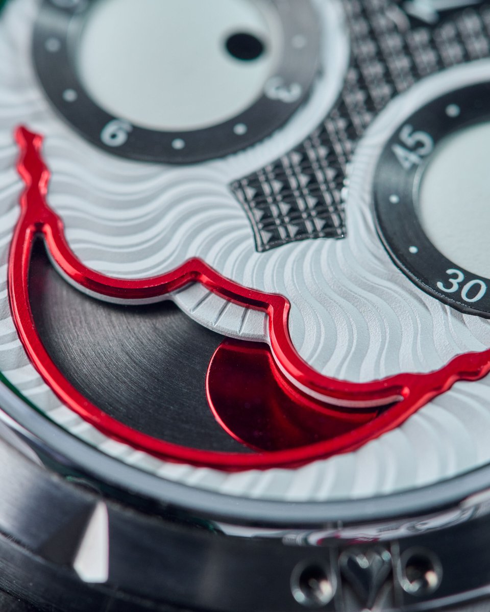 EuropeanWatchCo's tweet image. 😈 It smiles. It stares. And somehow, it tells perfect time.

This is the Konstantin Chaykin Joker - one of the most imaginative creations in modern watchmaking.

Those googly eyes? One tracks hours, the other minutes. That mischievous grin? A fully functional moonphase.

Made…