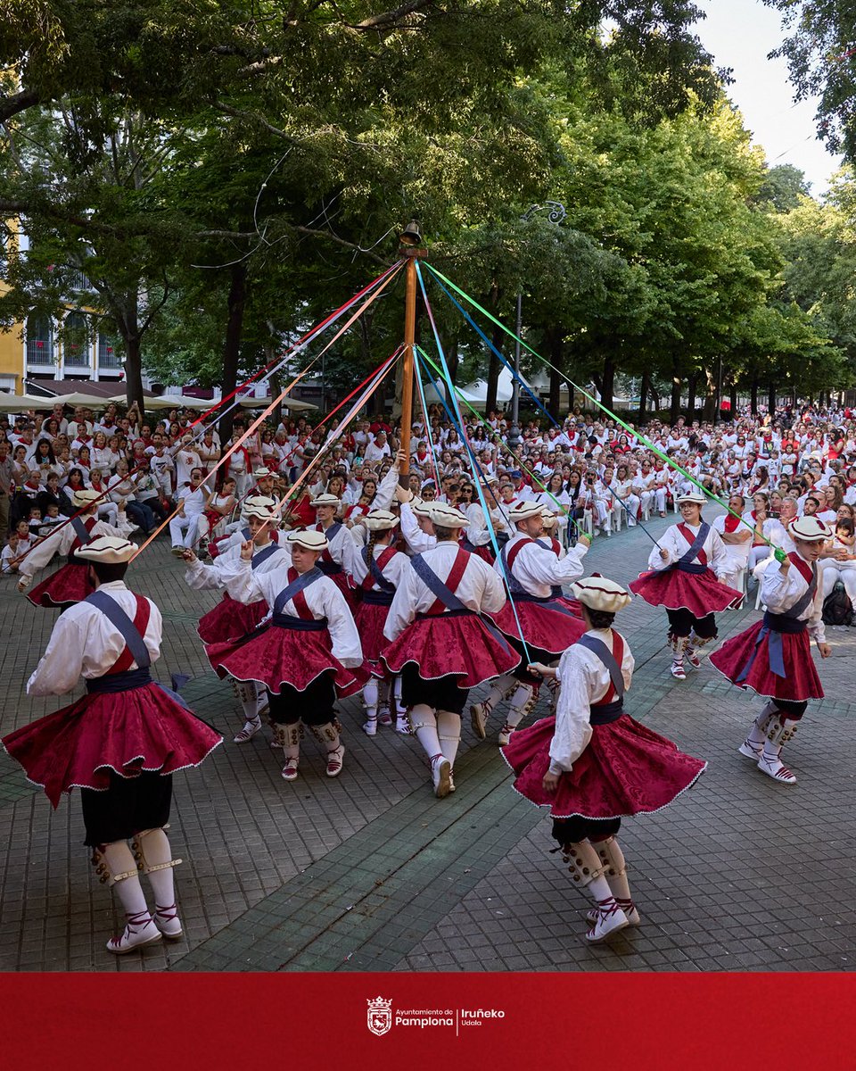 🎵🎶 Bertsolaris, danzas y música para las tardes sanfermineras del paseo de Sarasate, que siguen apostando por el folklore y la cultura local

#Sanfermines2025 #SanferminesPamplona 

🔎 +INFO: pamplona.es/actualidad/not…