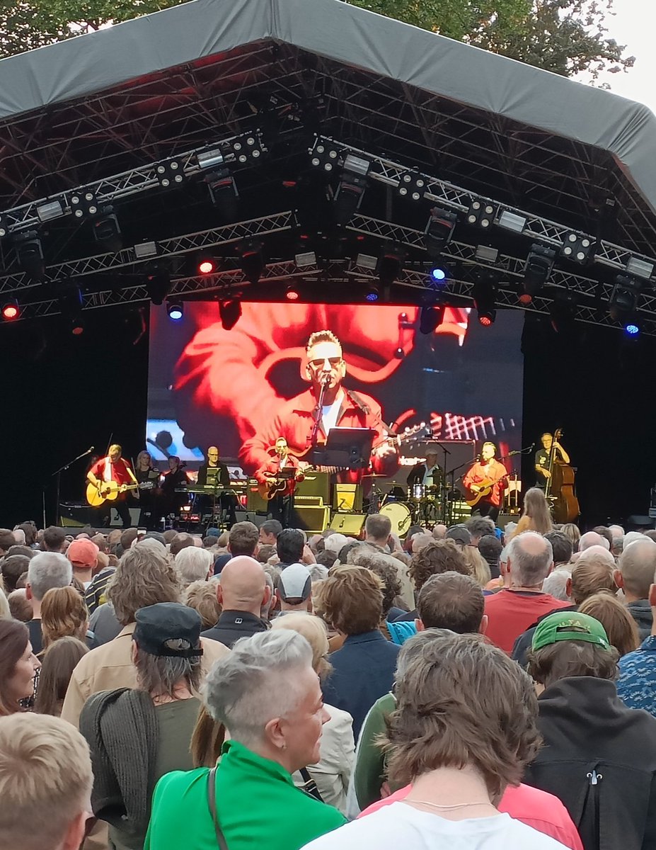 Big shout out to <a href="/RichardHawley/">richardhawley</a>  in York last night playing #colescorner on it's 20th anniversary. Despite being an avid Owl, a blue <a href="/swfcofficial/">Sheffield Wednesday</a> he put the entire band in red to honour #DiogoJota Thank you sir! 🙏  <a href="/angiesliverpool/">Angies Liverpool</a>
@paulheatonsolo
<a href="/ksampsonwriter/">Kevin Sampson</a>
<a href="/TheFarm_Peter/">TheFarm/PeterHooton</a>