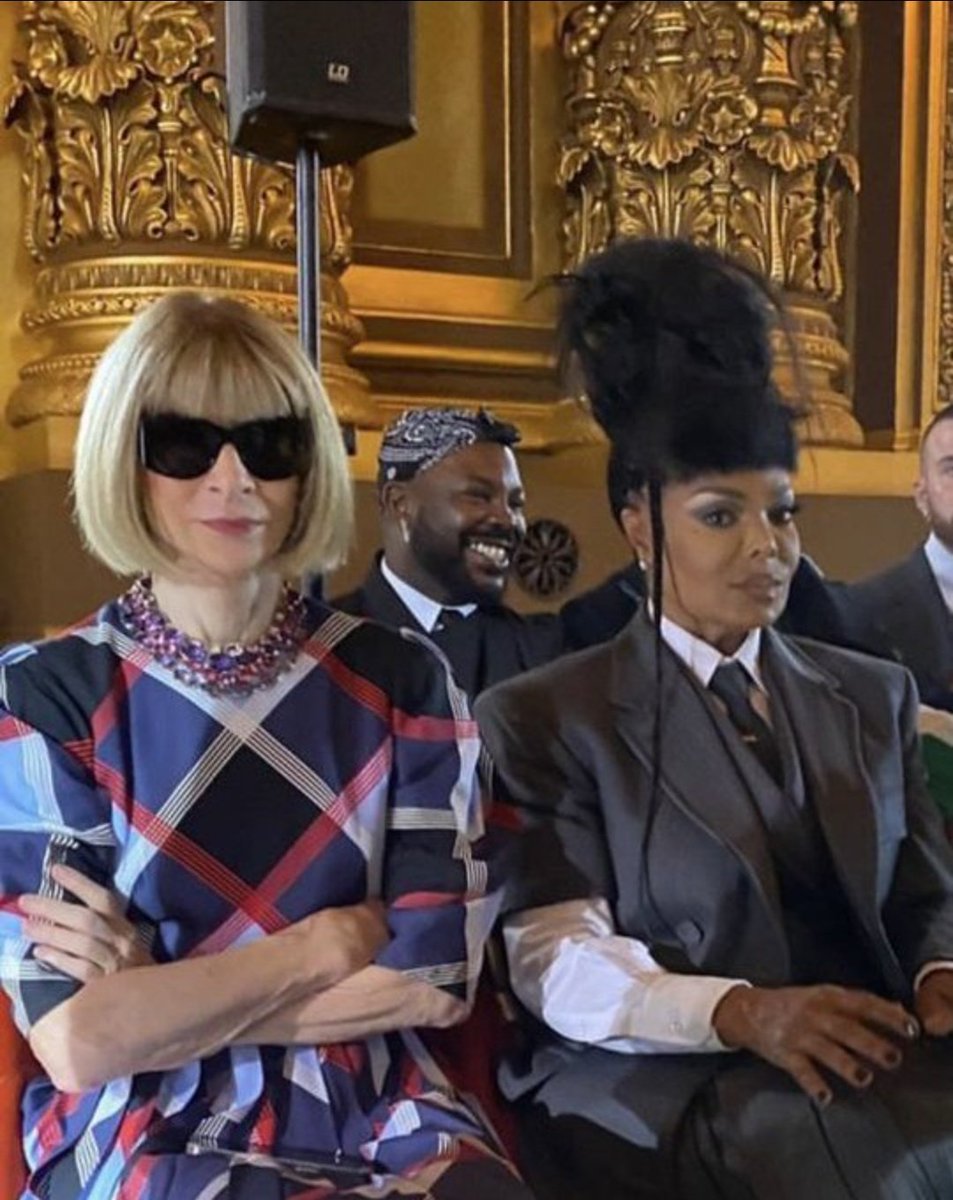 supremothv's tweet photo. Thew way other celebrities gets nervous around Anna Wintour and then there's Taehyung casually chatting 😭 https://t.co/HPyHFuL1y7