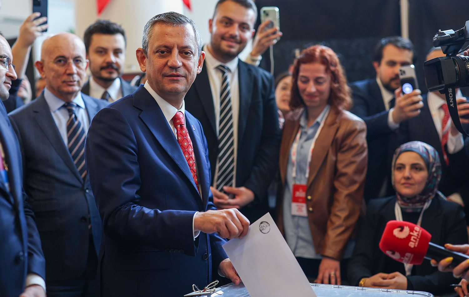 Solcu Gazete on X: "AKP Şanlıurfa Milletvekili Bekir Bozdağ: (Özgür Özel'in erken seçim çağrısı hk.) "Bugün, sandığı getir, diye meydan okuyan Sayın Özel, umarım o gün sandığın gelmesine, Sayın Cumhurbaşkanımızın aday olabileceği