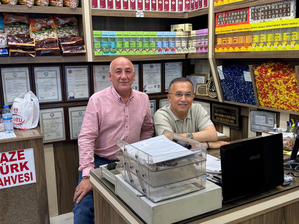 Gaziantep'te çekirdekten yetişen yılların esnaflarına ziyaretlerimiz devam ediyor.😁

Lord Leblebi Kuruyemiş ve Şekerleme Sahibi Metin Özmezarcı ile 70 yıllık dükkanında yöresel ürünler üzerine koyu bir sohbetteyiz. 

Esnaf demek samimiyet demek, hoş sohbet demek. 

#Gaziantep