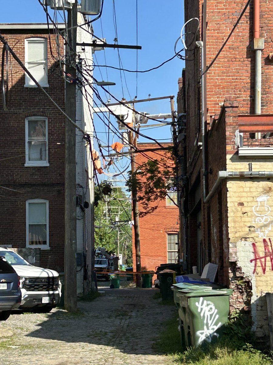 Liamsdad's tweet photo. Much appreciation for @DominionEnergy linemen getting power back on in the Fan on a long holiday weekend. https://t.co/QFDrNfWDmr