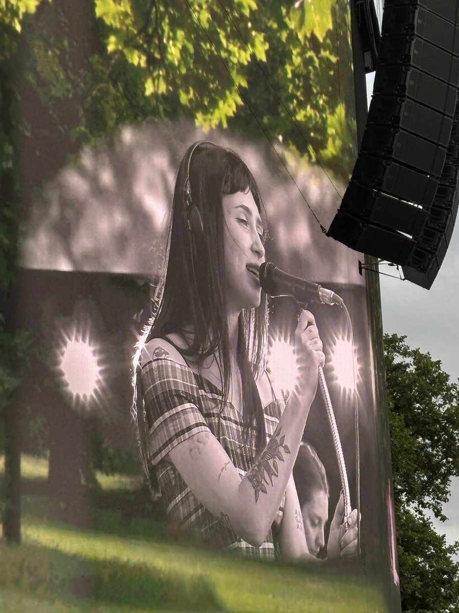 milllieonaire's tweet photo. @clairo at bst hyde park 🐇 https://t.co/A5Axk9HfEA