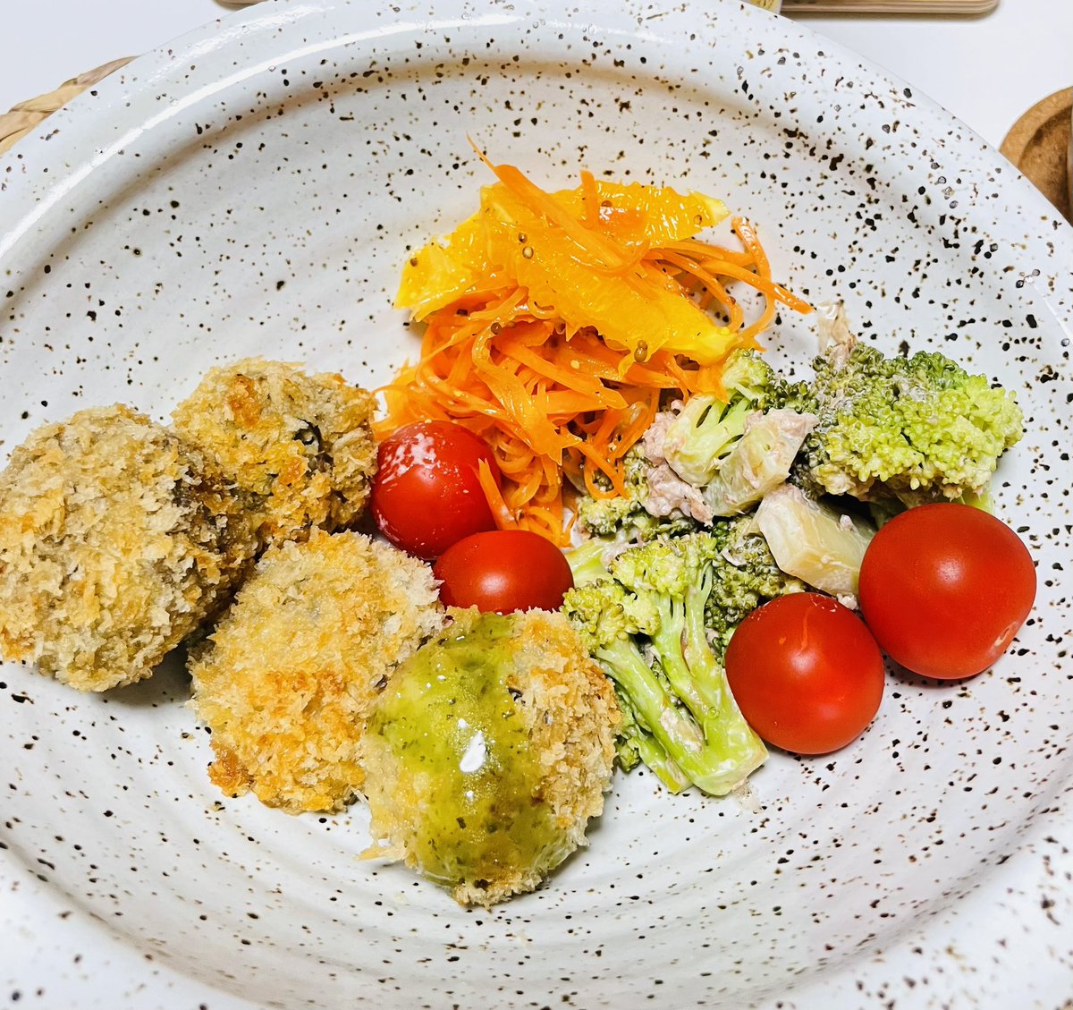 so93914501's tweet photo. 左の肉団子フライに3時間かかりました…
どうしたら時短できるかな…試行錯誤しながら毎日お料理しているすべての方たちをリスペクト。
苦手意識がある料理。包丁握ると頭の中に溢れる思考が一旦ストップしてちょっとした没入感が得られるので気分転換になります。だけど取り掛かるまでが腰が重い… https://t.co/WzIijV1Y3o