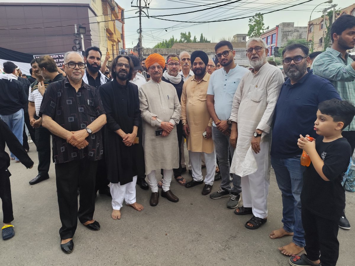 GulistanNewsTV's tweet photo. Jammu civil society in welcome of Muharram Procession in Jammu

#AshuraProcession #YoumEAshura2025 #ImamHussainAS #Srinagar #PeacefulProcession #ShiaCommunity #ZadibalProcession https://t.co/INahdPYQsU
