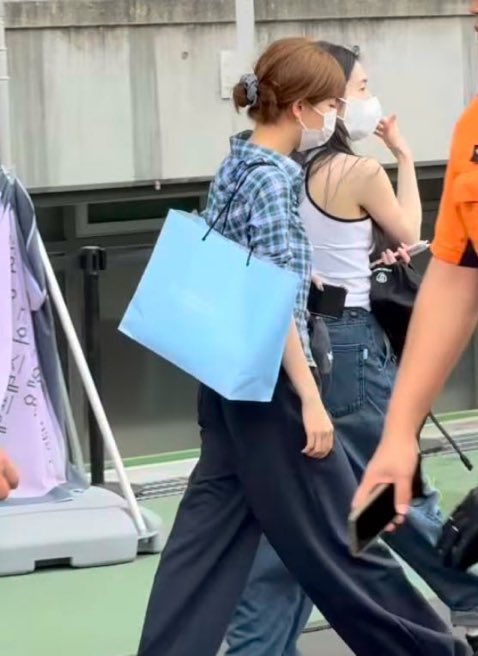 seulreneutt's tweet photo. and she’s also holding the bag, gf game too strong fr https://t.co/Wk2TFYG0CL