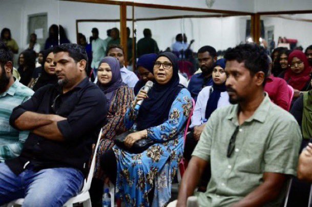 ވިލިމާލެ ދާއިރާގެ ކަންކަން ބެލެހެއްޓެވުމަށް ޙަވާލުކުރައްވާފައިވާ ވިލިމާލެ ދާއިރާގެ މެމްބަރު މުހައްމަދު އިސްމާޢީލް އަދި ސަރުކާރު މުއައްސަސާތަކުގެ ވެރިން އެ ދާއިރާގެ ރައްޔިތުންނާއެކު ބޭއްވެވި ބައްދަލުވުން. ސާބަހޭ އެމްޕީ މުޙައްމަދު. ވިލިމާލެ ހަމަ ރީއްޗަށް ފަތަހަ ކޮއްފި.
<a href="/MMuizzu/">Dr Mohamed Muizzu</a>