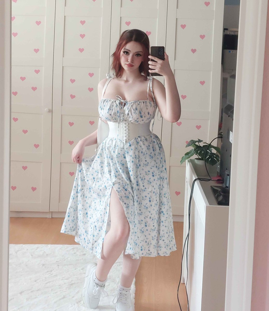 eveisbed's tweet image. wearing a dress so i look peaceful even when my team ints🌸
watch me scream at men in League on twitch.tv/eveisbed