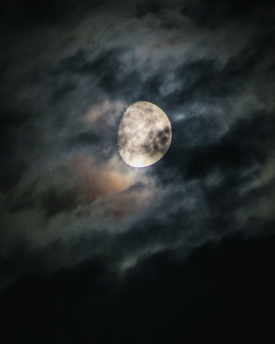 hiy_twinkle's tweet image. 暑さと湿り気の残る夜の雲間に