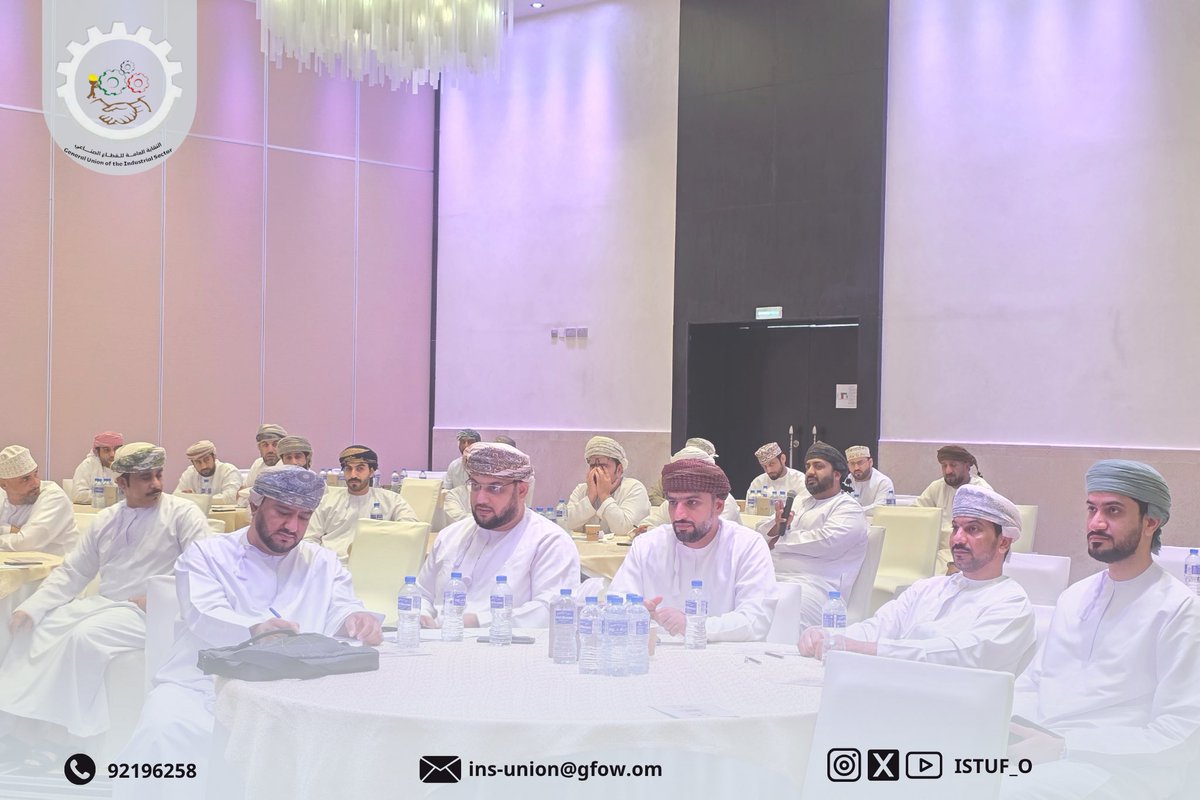 ISTUF_O's tweet photo. اجتماع رئيس الاتحاد العام لعمال سلطنة عمان ،مدير المديرية العامة للعمل بمحافظه شمال 
مع والنقابات الحديثة بمحافظه شمال الباطنة

عقد رئيس الاتحاد ال��ام لعمال سلطنة عمان، اجتماعًا مع الأعضاء النقابيين الجدد في محافظة شمال الباطنة، بحضور مدير عام المديرية العامة للعمل بالمحافظة.

أكد البطاشي خلال اللقاء على الدور الرئيسي للنقابي في تمثيل العمال وتعزيز الحوار الاجتماعي كوسيلة لتطوير المؤسسات وتحقيق بيئة عمل مستقرة. كما شدد على أهمية التعاون بين النقابات والجهات الرسمية، مع التأكيد على أن الحوار هو السبيل لحل التحديات وتحقيق مصالح جميع الأطراف.

وشهد الاجتماع نقاشات بناءة حول سبل تفعيل العمل النقابي وتعزيز دوره في المرحلة المقبلة. @gfow_om @Labour_OMAN