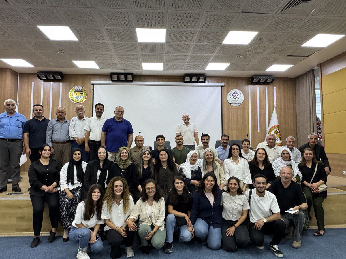 Öncüleşen Gençlikle Demokratik Toplum Çalıştayları kapsamında bugün Van'daydık. Kadınlar ve gençlerin demokratik toplumun inşası için verdiği ortak mücadeleyi tartıştık. 

Sayın Öcalan’ın "Demokratik toplum, gençliğin enerjisi ve kadının özgürlük bilinciyle kurulabilir" sözü