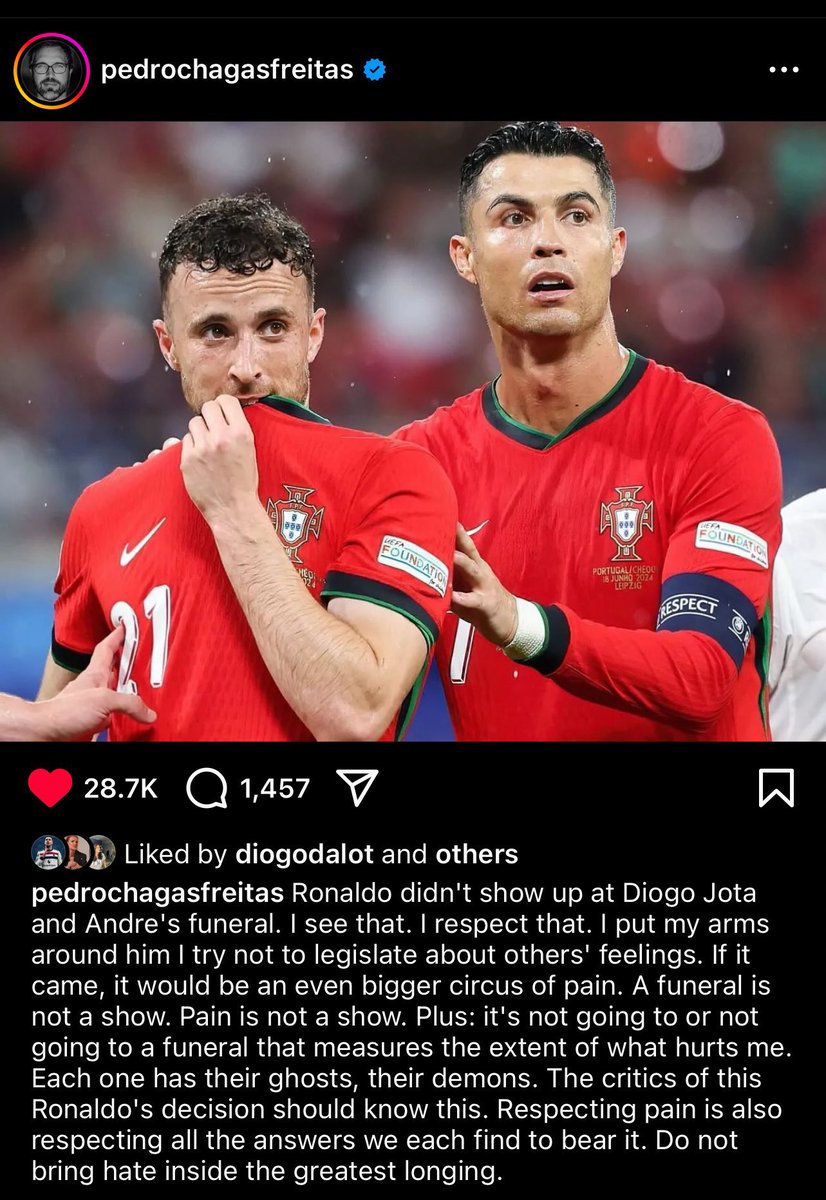 RonaldoHolicID's tweet photo. @idextratime Bahkan Diogo Dalot dan Rui Silva menyukai postingan Pedrochagasfreitas ini, yang menjelaskan mengapa Cristiano Ronaldo tidak muncul di pemakaman 🇵🇹🫡 https://t.co/uYpVLTf1so