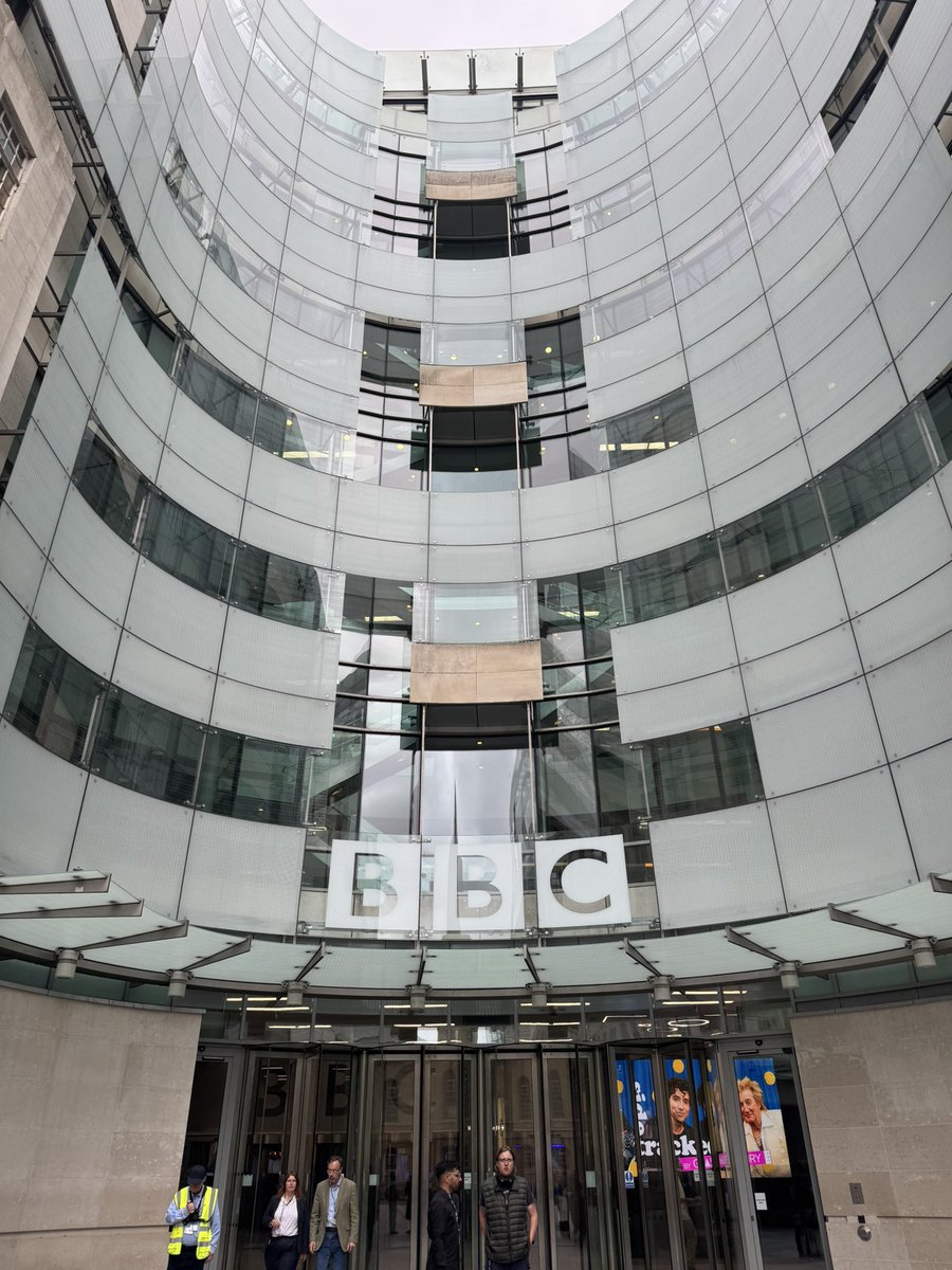 AnveeBhutani's tweet image. Lovely being at the BBC headquarters in London yesterday for a day of workshops with the @JSchofieldTrust fellows!
+ a special thanks to @jimwaterson for his keynote