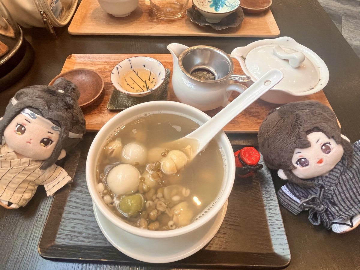 sanin3v3's tweet image. 遠野さん(@tohno_tl )と一緒に中国茶カフェ甘露(@KanroNishiwased )へお茶してきました🫖🥰薬膳スイーツは美味しいし、内装は綺麗だし、窓際には小黒や非人哉、本棚には天官賜福など色々置いてあってなんて中華オタクに優しいカフェなんだと感激しました…!