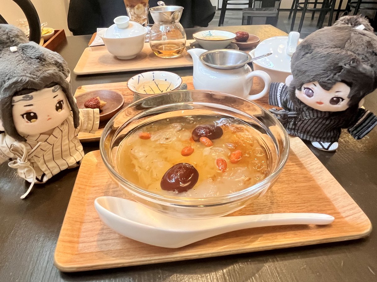 sanin3v3's tweet image. 遠野さん(@tohno_tl )と一緒に中国茶カフェ甘露(@KanroNishiwased )へお茶してきました🫖🥰薬膳スイーツは美味しいし、内装は綺麗だし、窓際には小黒や非人哉、本棚には天官賜福など色々置いてあってなんて中華オタクに優しいカフェなんだと感激しました…!