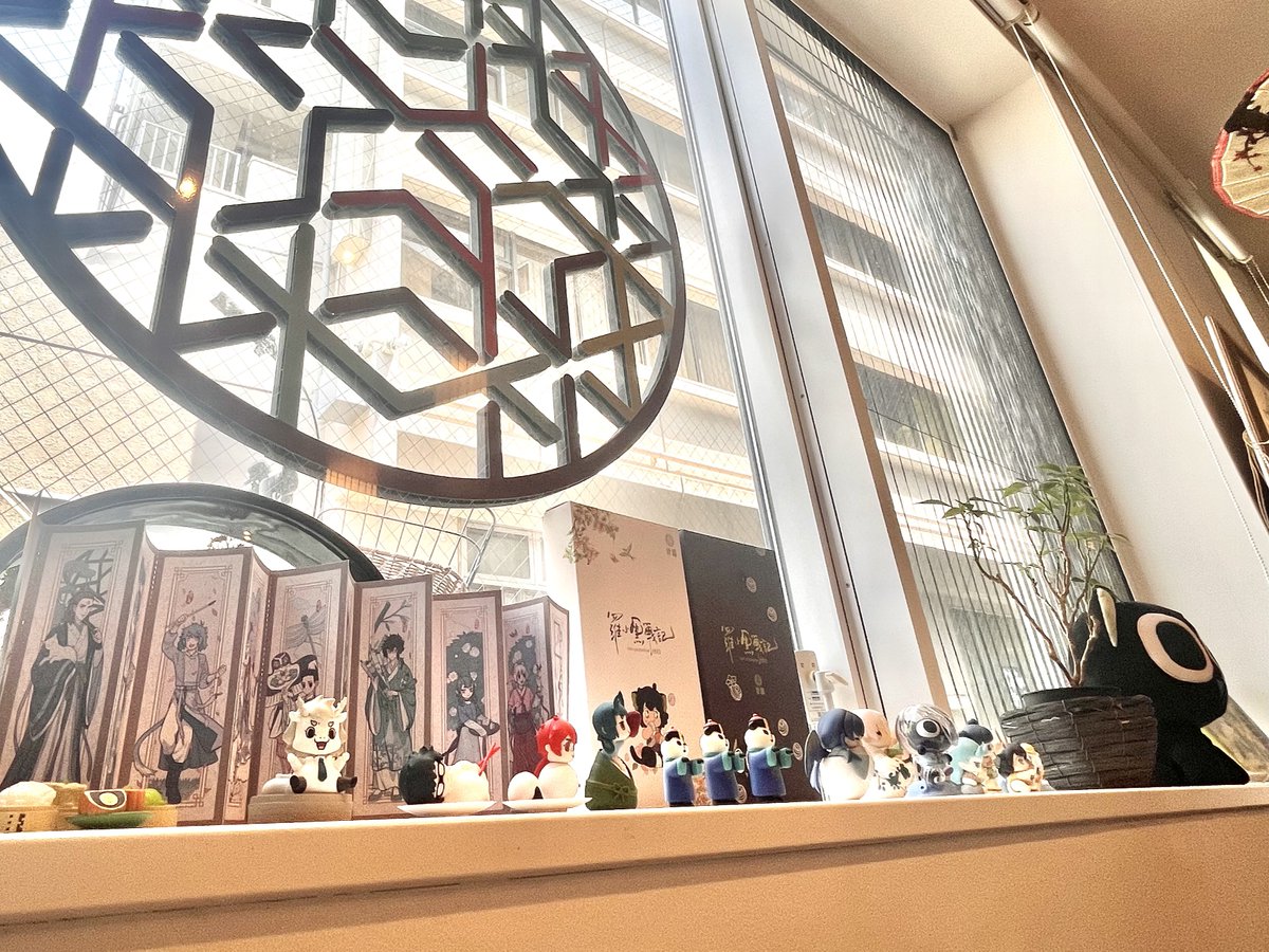 sanin3v3's tweet image. 遠野さん(@tohno_tl )と一緒に中国茶カフェ甘露(@KanroNishiwased )へお茶してきました🫖🥰薬膳スイーツは美味しいし、内装は綺麗だし、窓際には小黒や非人哉、本棚には天官賜福など色々置いてあってなんて中華オタクに優しいカフェなんだと感激しました…!