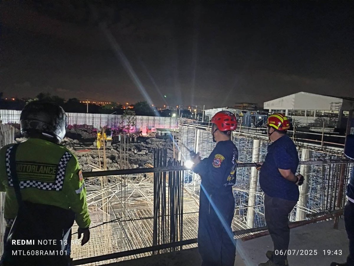 ด่วน! อาคารกำลังก่อสร้างทรุดตัว ซอยนิมิตใหม่ 6 มีนบุรี มีผู้บาดเจ็บหลายราย

เมื่อเวลา 19.55 น. วันที่ 6 กค 2568 เกิดเหตุอาคารอยู่ระหว่างก่อสร้างทรุดตัว  ภายในซอยนิมิตใหม่ 6 ถนนนิมิตรใหม่ แขวงมีนบุรี เขตมีนบุรี กทม.  

เวลา 20.06 น. เจ้าหน้าที่สถานีดับเพลิงและกู้ภัยบางชัน