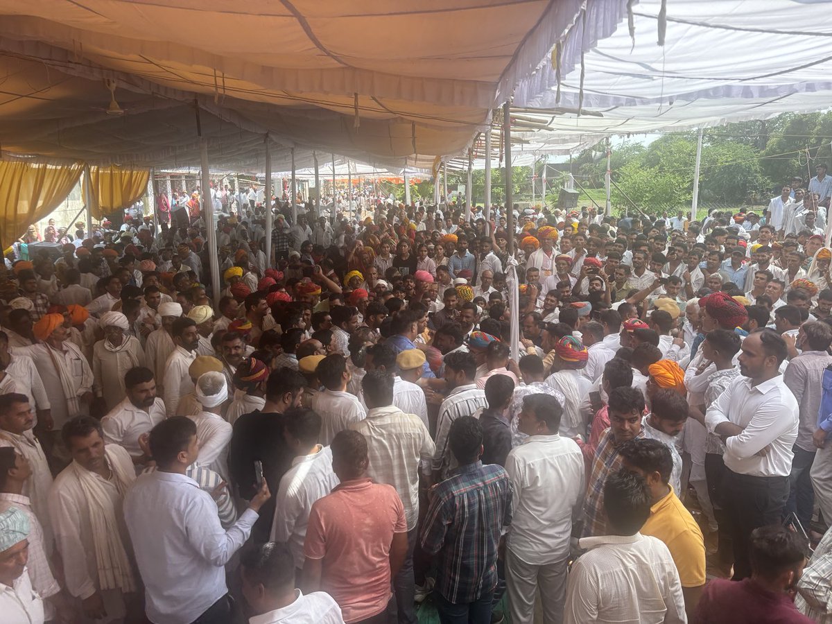 ग्राम सिरोंज(किशनगढ़) में पूर्व केंद्रीय मंत्री प्रो० साँवरलाल जी जाट साहब की प्रतिमा का अनावरण राजस्थान की पूर्व मुख्यमंत्री  श्रीमती वसुन्धरा राजे जी द्वारा किया गया। उक्त प्रतिमा अनावरण समारोह में शामिल होकर साहब की प्रतिमा पर श्रद्धा सुमन अर्पित किये।⁦<a href="/VasundharaBJP/">Vasundhara Raje</a>⁩