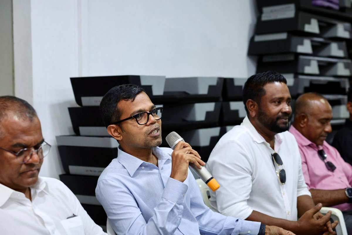 ވިލިމާލެ ދާއިރާގެ ކަންކަން ބެލެހެއްޓެވުމަށް ޙަވާލުކުރައްވާފައިވާ ވިލިމާލެ ދާއިރާގެ މެމްބަރު <a href="/MPMohdIsmail/">Mohamed Ismail</a> އަދި ސަރުކާރު މުއައްސަސާތަކުގެ ވެރިން އެ ދާއިރާގެ ރައްޔިތުންނާއެކު ބޭއްވެވި ބައްދަލުވުން. 
<a href="/Mamdooh_Yoonus/">Mohamed Mamdooh</a> 
<a href="/amathyn/">Abdul Matheen</a> 
<a href="/HussainFahmy09/">Hussain Fahmy</a>