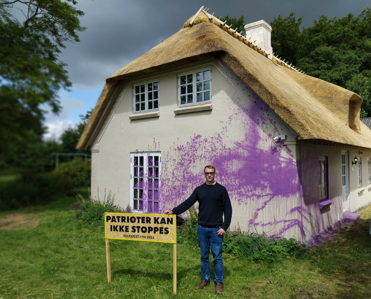 Hans Ladefoged (@stoltdansker) on Twitter photo Den yderste venstrefløj kan ikke stoppe os patrioter.
Få dage før afholdelsen af Folkefesten på Fyn, begik Antifa hærværk mod Anders' (<a href="/andersjohansen/">Anders Johansen</a>) børnefamiliehus for at afskrække os, men til deres misfornøjelse, har det kun styrket det patriotiske sammenhold. Den yderste venstrefløj kan ikke stoppe os patrioter.
Få dage før afholdelsen af Folkefesten på Fyn, begik Antifa hærværk mod Anders' (<a href="/andersjohansen/">Anders Johansen</a>) børnefamiliehus for at afskrække os, men til deres misfornøjelse, har det kun styrket det patriotiske sammenhold.