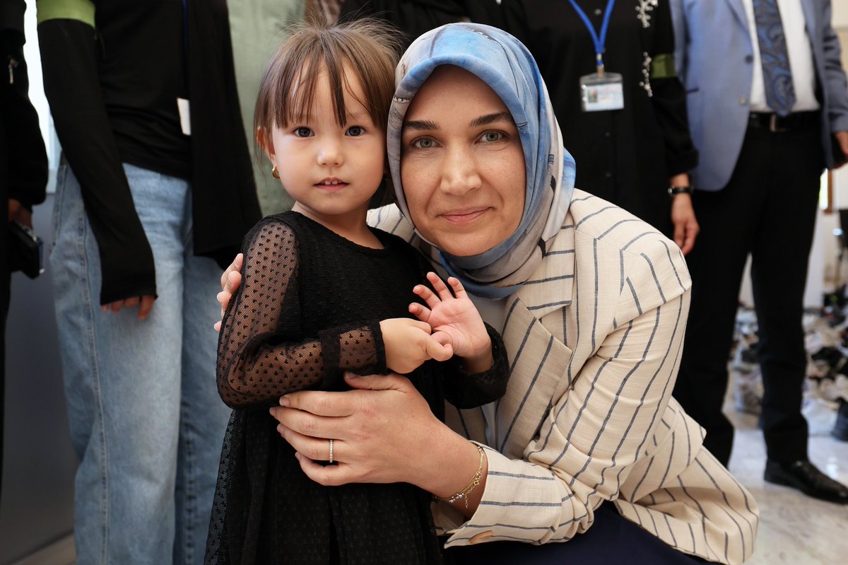 Valimiz Doç. Dr. Kübra Güran Yiğitbaşı’nın katılımlarıyla, Valiliğimiz ve Afyonkarahisar Hacı Bektaş-ı Veli Kültür Dernekleri Federasyonu işbirliğiyle Afgan Hazara Türkleri’nin katılımıyla Cemevinde düzenlenen etkinlikte, Muharrem Ayı vesilesiyle Kerbela şehitleri rahmetle anıldı