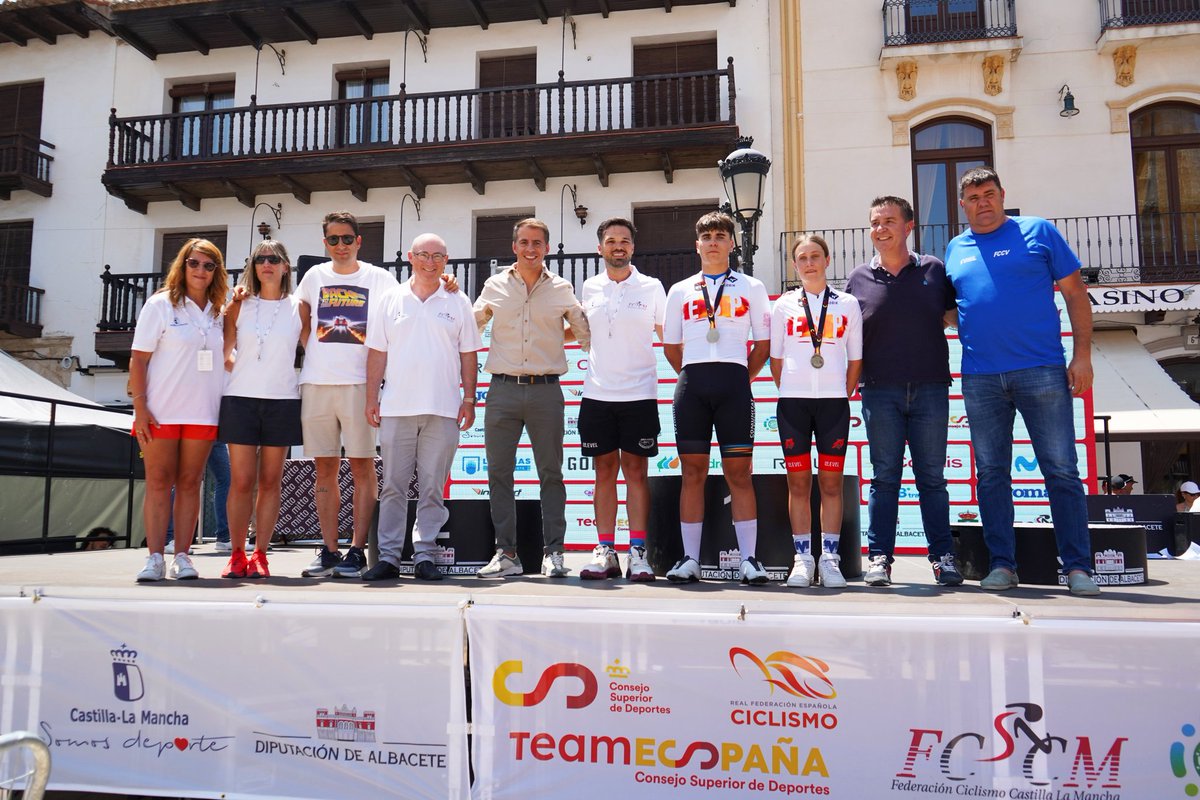 📸¡Ya conocemos a nuestros nuevos campeones de España en categoría cadete!👏

🏆🇪🇸  Vicent Andres (<a href="/fciclismocv/">fccv</a>)
🇪🇸🏆 Loira Blázquez (<a href="/FMCICLISMO/">fmciclismo</a>)

¡Enhorabuena, campeones!✨

#ceescolarestarazonadelamancha25