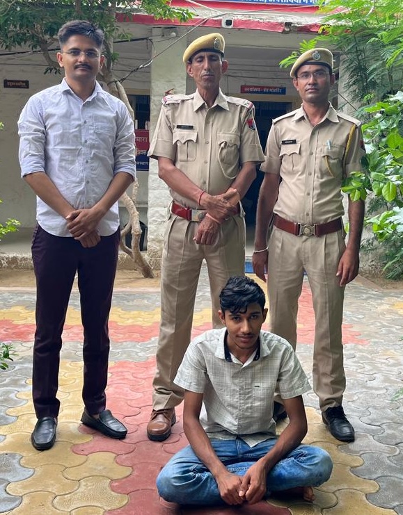#Barmer: पुलिस थाना चौहटन की ऑपरेशन ’’धरकरभर’’ के तहत कार्यवाही

नाबालिग के साथ रैप प्रकरण मे 01 माह से फरार, जिला स्तर के टॉप-10 मे चिन्हित

10 हजार रूपये के ईनामी अपराधी को हैदराबाद से गिरफ्तार करने मे सफलता

#barmerpolice