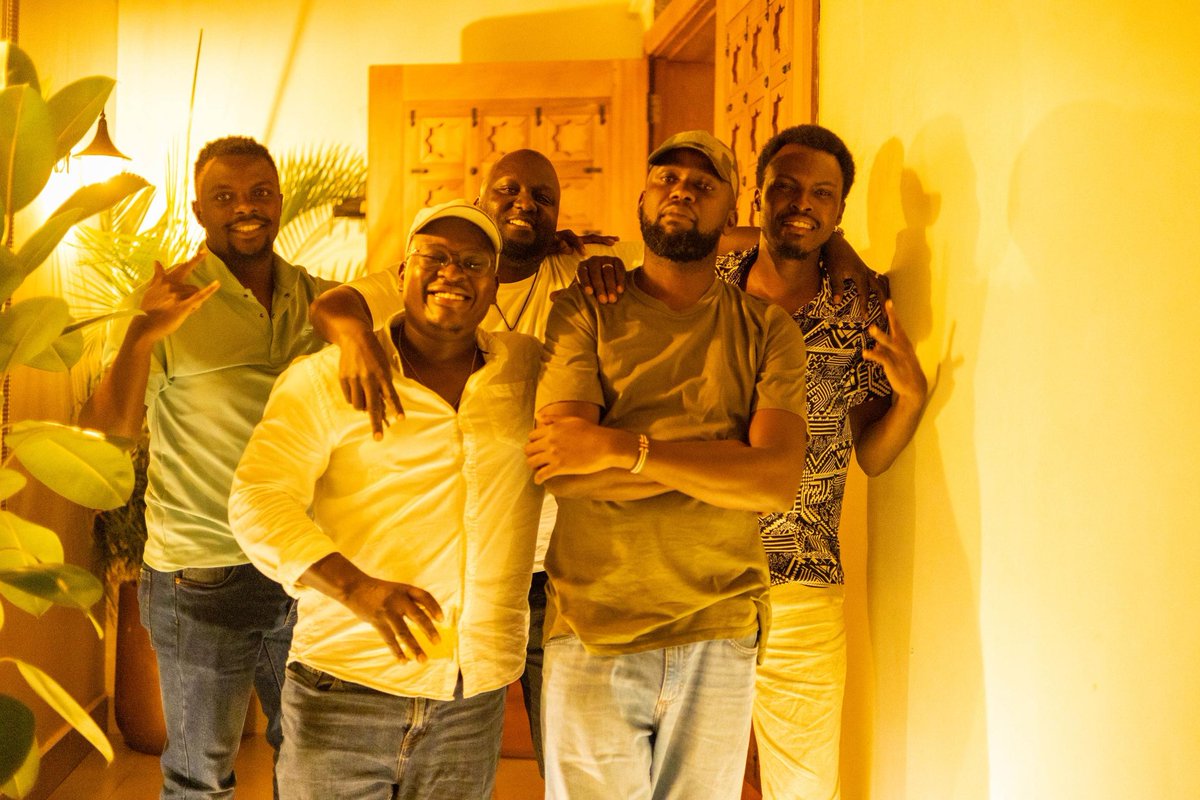 There are only 3 people missing from here ...but the years of friendship in this photo is amazing