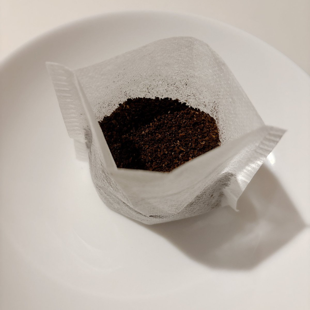 これはRILYコーヒーのライフハックなんですが夏は暑いですよね！王道にホットで淹れてから冷やしてもいいんだけどお茶パックにコーヒー入れて冷水ポットにポンと入れて一晩冷蔵庫で冷やすとスッキリしてとっても美味しいRILY水出しアイスコーヒーが出来ます🤎もちろんRILYじゃなくても試して欲しい😋✨