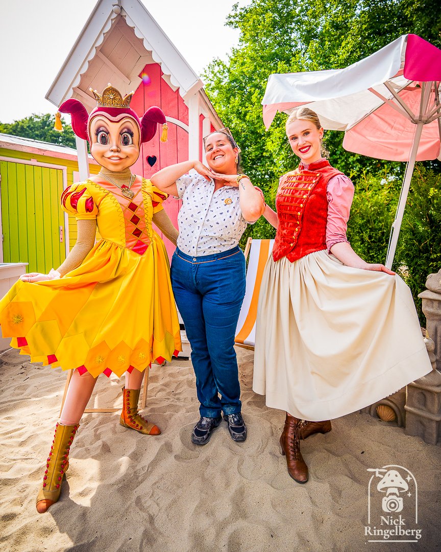 RingelbergNick's tweet photo. β¨ Soms moet ook de fotograaf even in het zonnetje gezet worden!
Vandaag draaiden we de rollen omβ¦ πΈ
π Op de foto met Pardijn en haar hofdame β wat een prachtig moment!
π¬ Met wie zou jij in de Efteling op de foto willen?
#efteling #achterdecamera #pardijn #themeparks https://t.co/FifTbdtldV