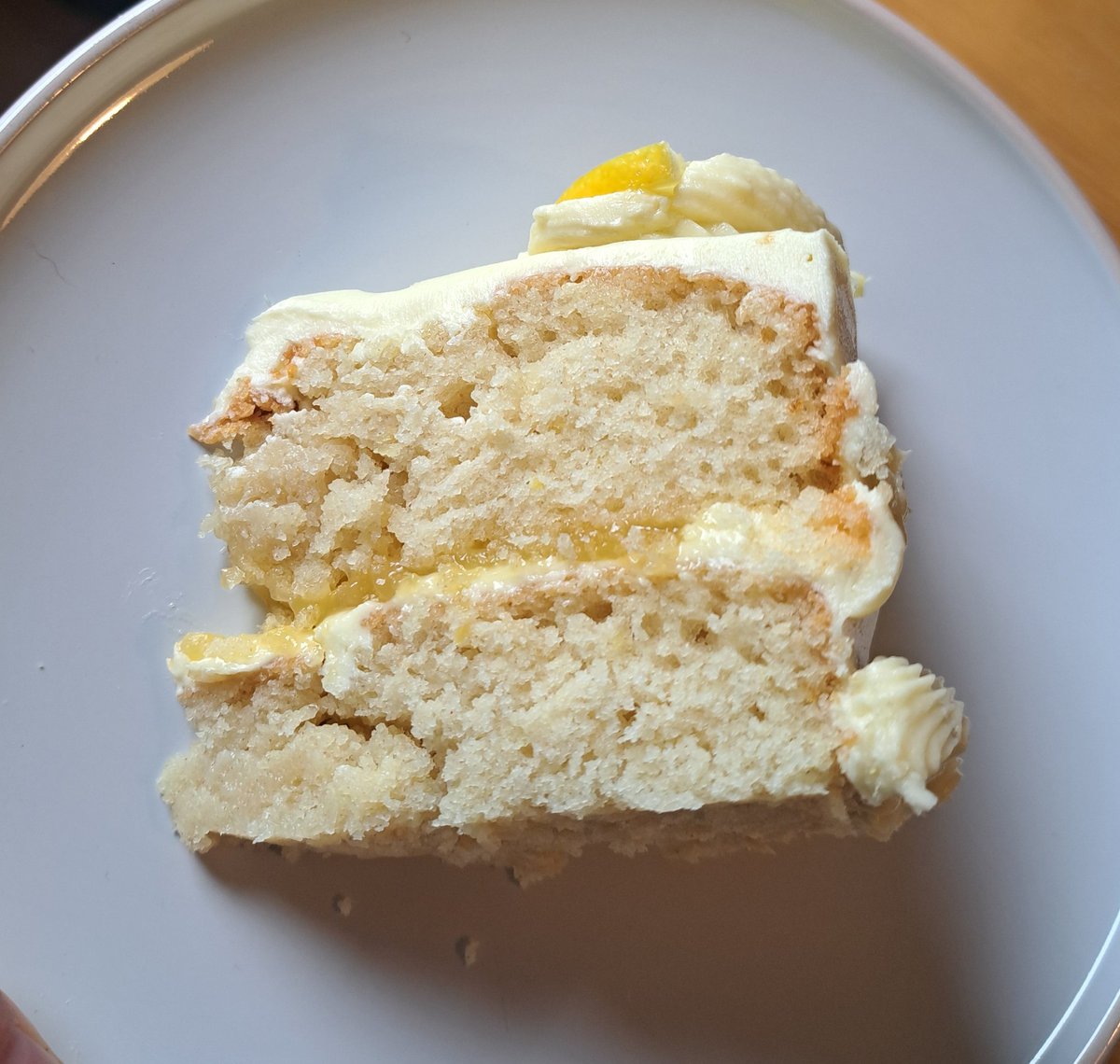 Yo, the cake actually came out so well! It's an olive oil and lemon cake with vanilla buttercream and lemon curd in the centre