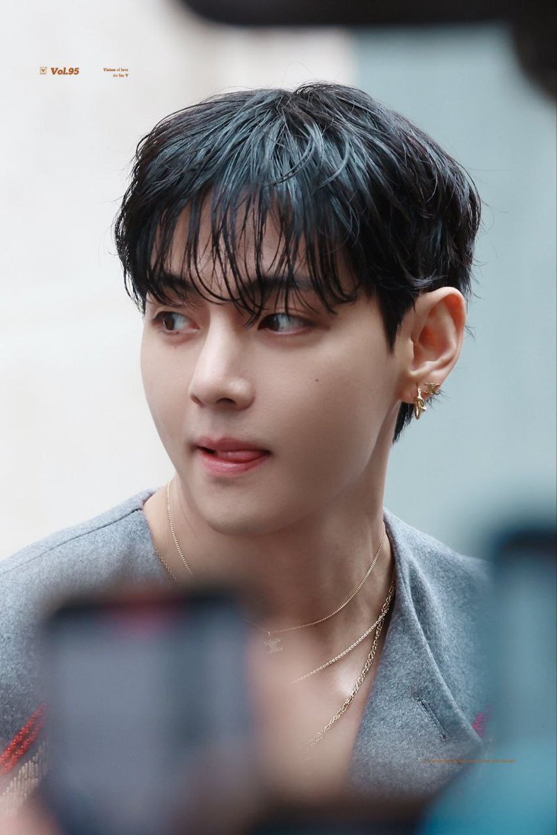 لطفاً عادی سازی کنید به جای استفاده از واژه (زیبا/جذاب) از واژه (تهیونگ) استفاده کنیم. 
تهیونگ امروز از همیشه تهیونگ تره.
STYLE ICON V
FASHION LEGEND V
TAEHYUNG TAEHYUNG 
#VxCelineFashionShow