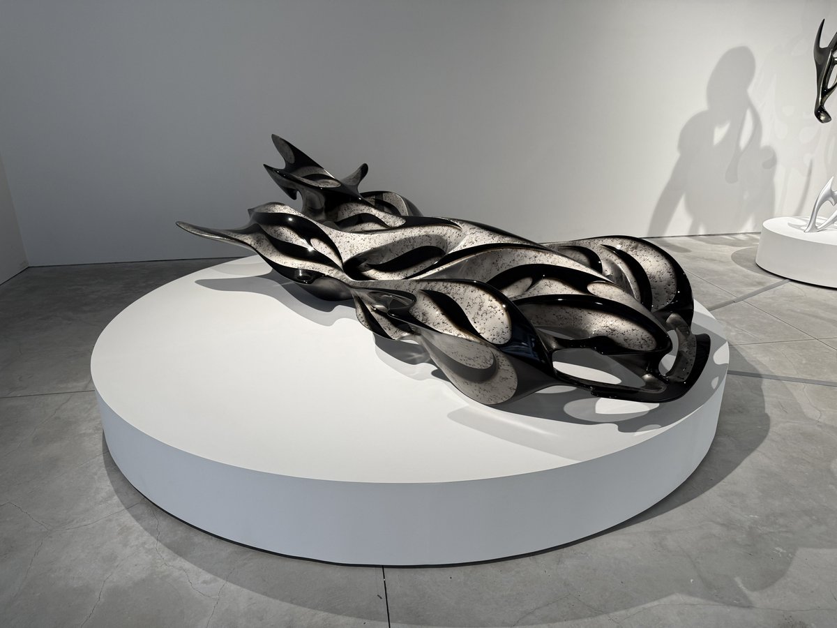 guemuin's tweet image. NANZUKA UNDERGROUNDで開催中の中村哲也さんの個展「GO FIGURE」を先日拝見
写真作品の有機的でエッジの効いたフォルムは、走るという概念を余さず物質に写像したような美しさがある