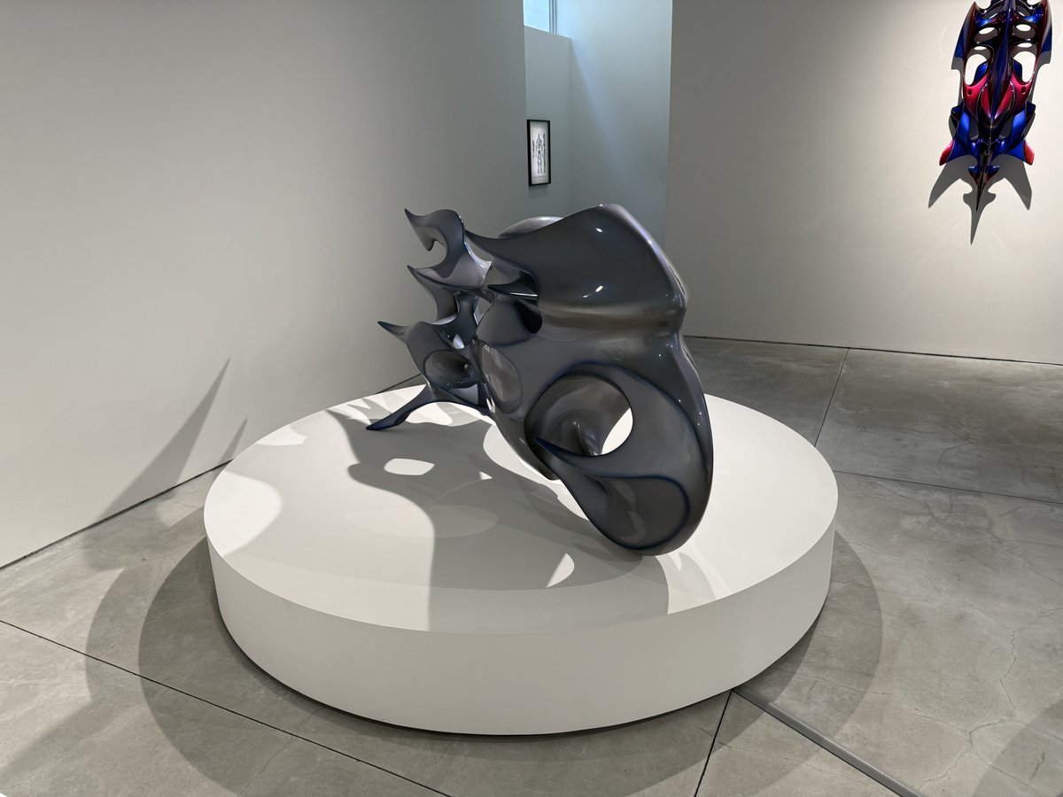 guemuin's tweet image. NANZUKA UNDERGROUNDで開催中の中村哲也さんの個展「GO FIGURE」を先日拝見
写真作品の有機的でエッジの効いたフォルムは、走るという概念を余さず物質に写像したような美しさがある