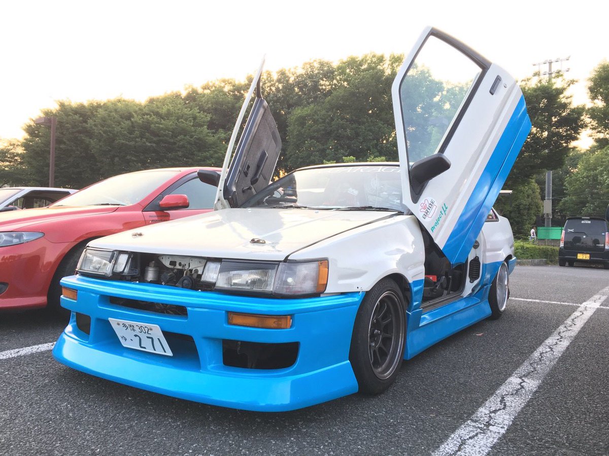 取り急ぎご報告！
コルベットをシザードアにしました！！明日クルマ使う予定があるのでひとまずは運転席側だけですが、来週以降に助手席側もやります！
昔ハチロクをシザーにしたときと同じ汎用のキットを加工して施工しました！やはり平べったいクルマのシザーは似合う☺️