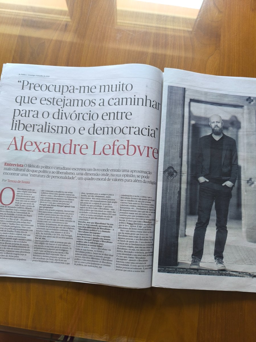 Helena Rafael (@helenavrafael) on Twitter photo Teresa de Sousa e <a href="/alex_usyd/">Alexandre Lefebvre</a> hoje no Público numa entrevista imperdível. Leiam se puderem e o livro dele também. Tradução de @Pedroeloidu🍀 Teresa de Sousa e <a href="/alex_usyd/">Alexandre Lefebvre</a> hoje no Público numa entrevista imperdível. Leiam se puderem e o livro dele também. Tradução de @Pedroeloidu🍀