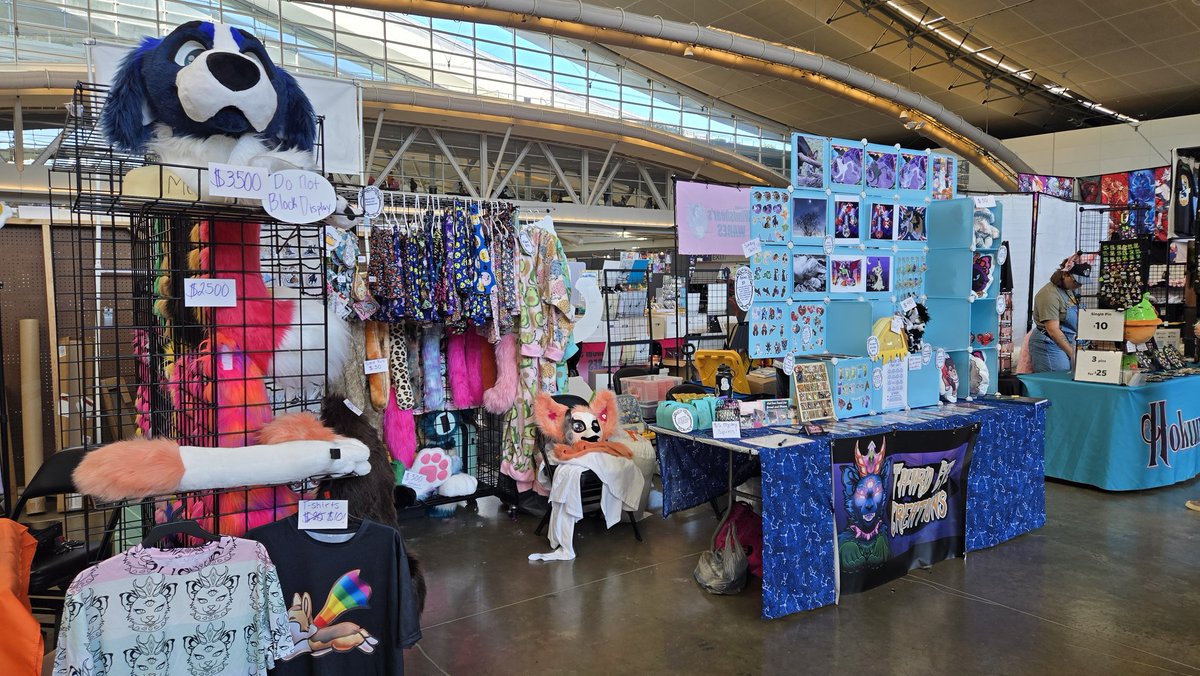 ThirdEyeCre1's tweet image. Day 3 of Anthrocon
Come to my table E18-19 We still have premades for sale and discounted prices.