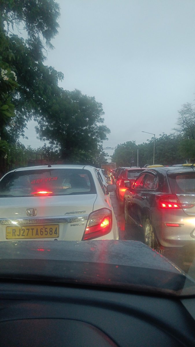 agrawalnik29's tweet photo. Heavy congestion traffic at bhat circle
Since last 45 mins
@AhmedabadPolice @tv9gujarati @RjDhvanit 
#Ahmedabadtraffic https://t.co/i5ECSXPAYW